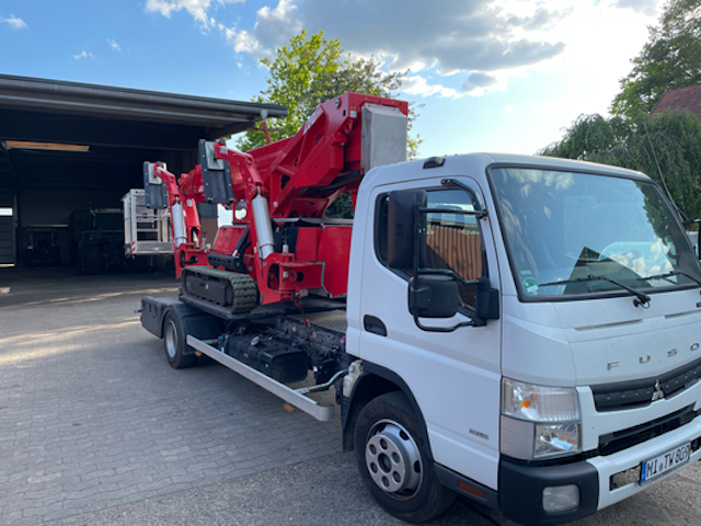 Raupen-Arbeitsbühne auf LKW transportiert